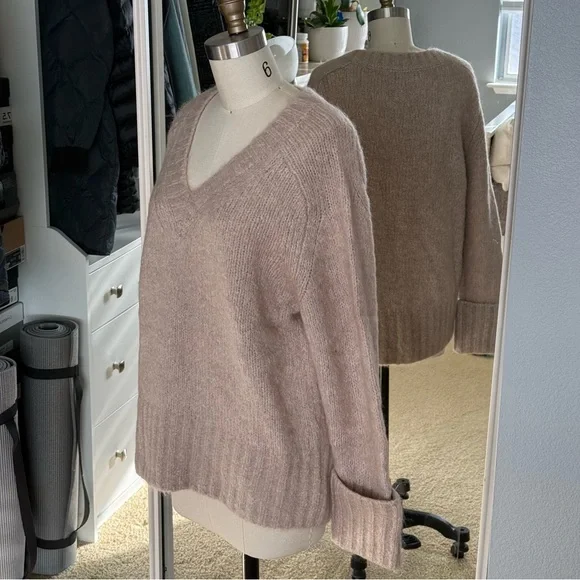 NWT Banana Republic Fluffy Relaxed Stone Sweater Size: S